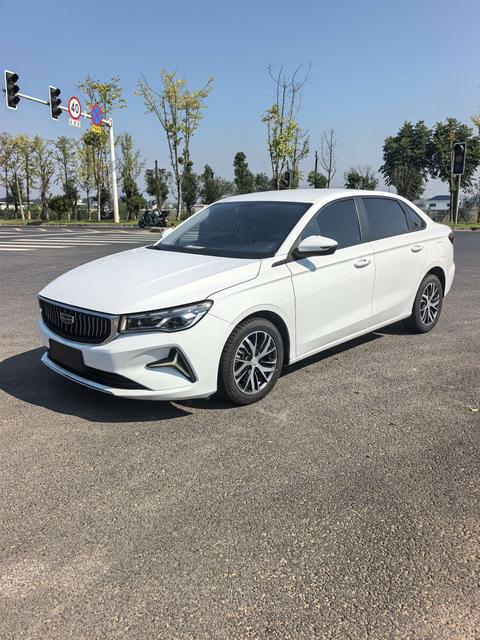 Geely Emgrand 2022