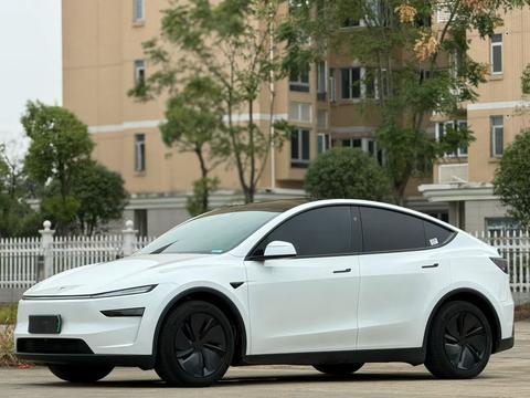 Tesla Model Y 2025