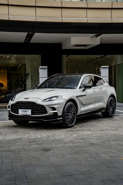 Aston Martin DBX 2023