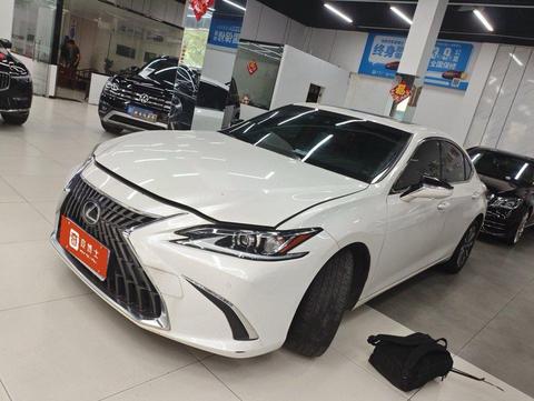 Lexus ES 2022