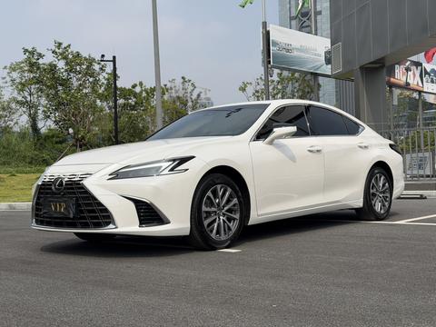 Lexus ES 2025