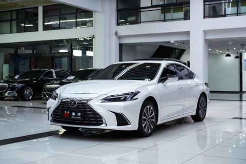 Lexus ES 2025