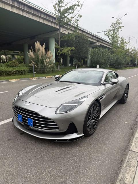 Aston Martin DB12 2024