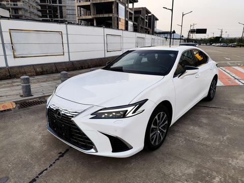 Lexus ES 2025