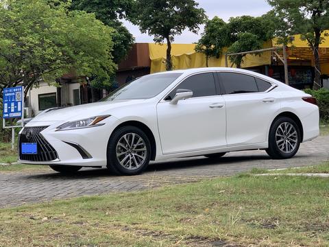 Lexus ES 2022