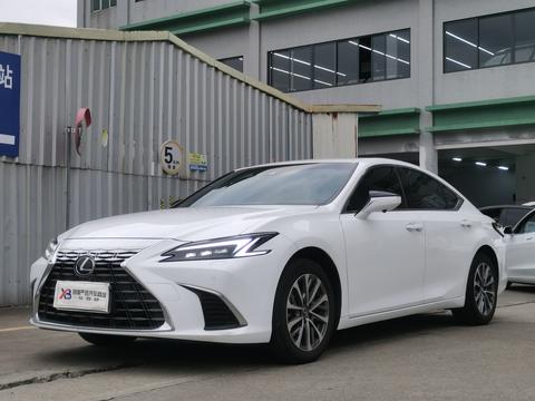 Lexus ES 2025