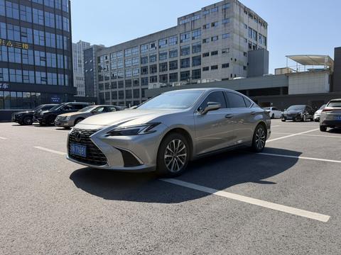 Lexus ES 2025