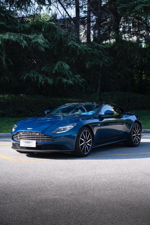 Aston Martin DB11 2022