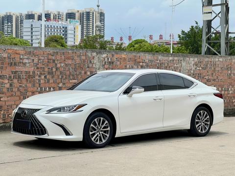 Lexus ES 2022
