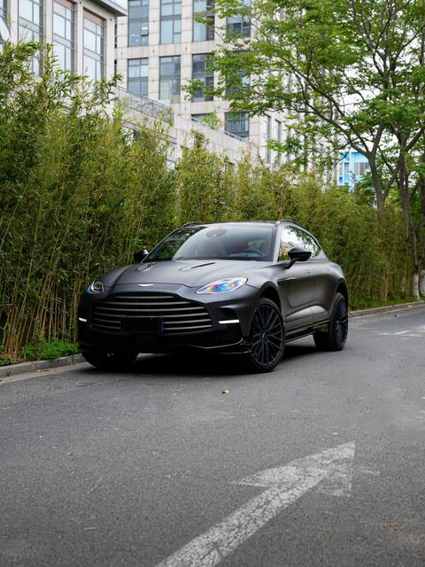 Aston Martin DBX 2024
