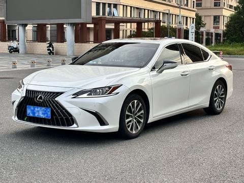 Lexus ES 2022