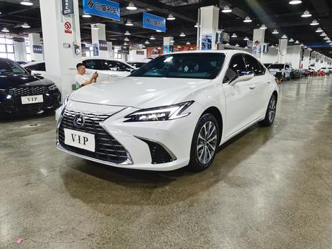 Lexus ES 2025
