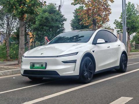 Tesla Model Y 2025