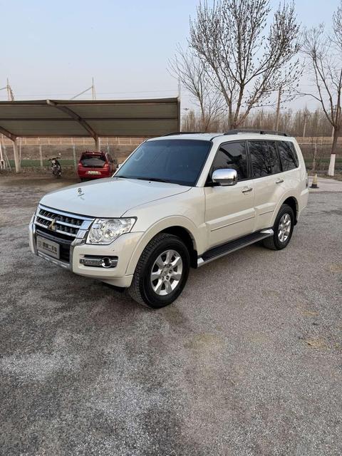 Mitsubishi Pajero 2022