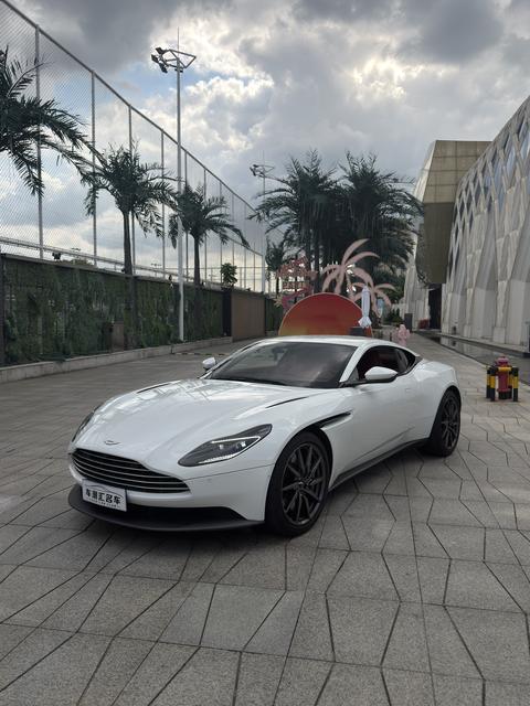 Aston Martin DB11 2022