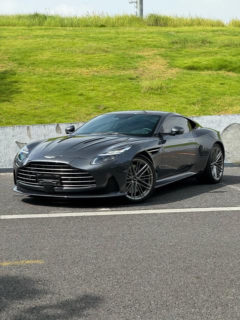 Aston Martin DB12 2024