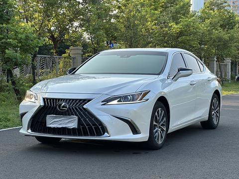Lexus ES 2022