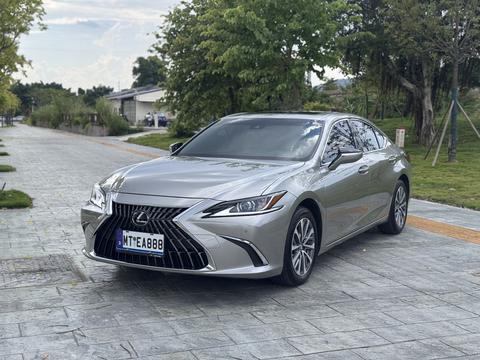 Lexus ES 2022