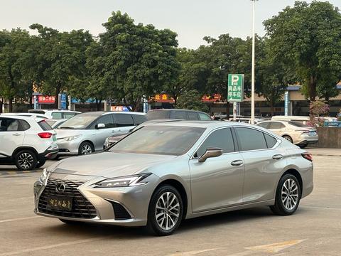 Lexus ES 2025