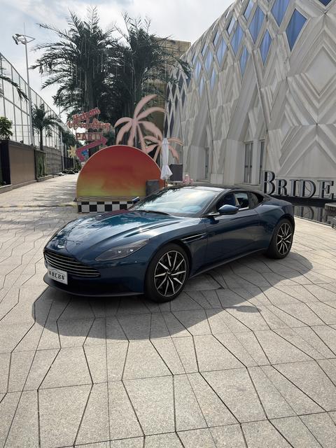 Aston Martin DB11 2022