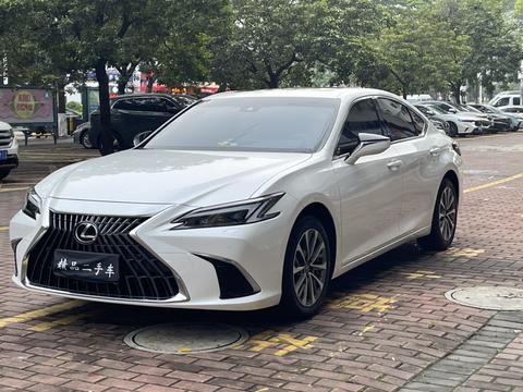 Lexus ES 2025
