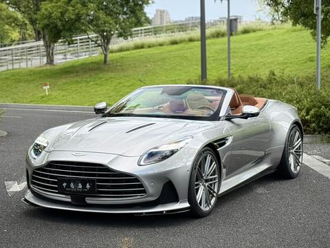 Aston Martin DB12 2024
