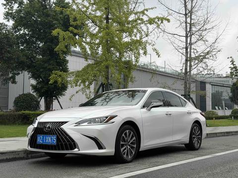 Lexus ES 2020