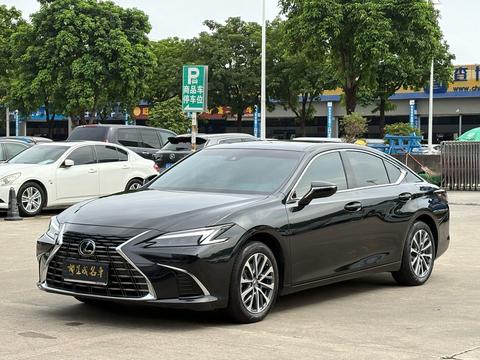 Lexus ES 2025