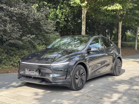 Tesla Model Y 2025