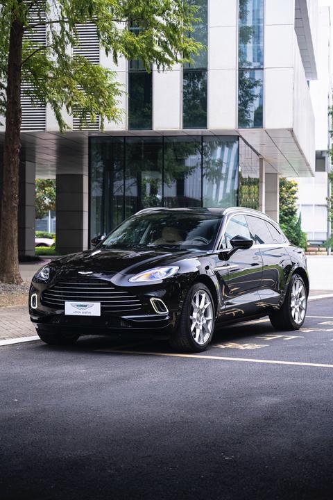 Aston Martin DBX 2021