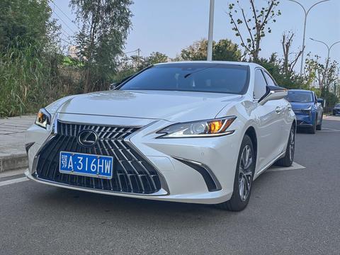 Lexus ES 2024