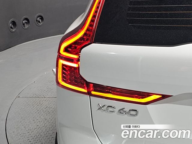 Volvo XC60 2023 — фото 9