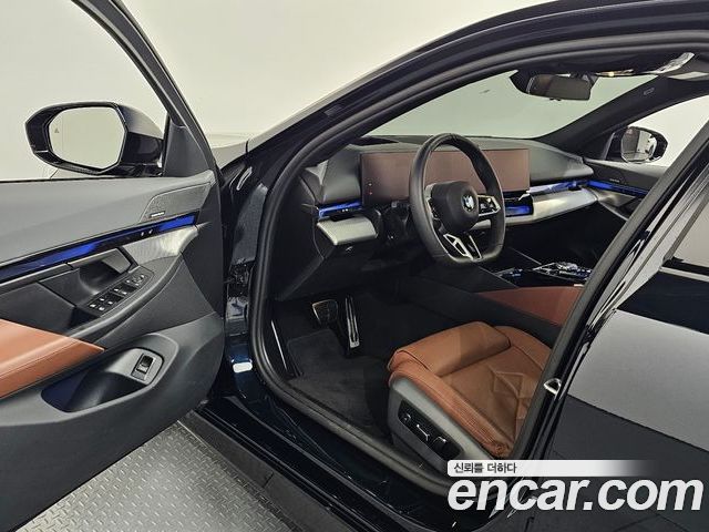 BMW 5 Series 2025 — фото 10