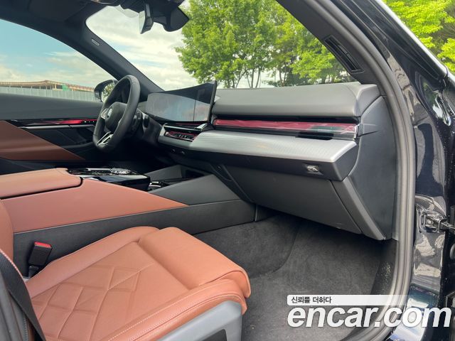 BMW 5 Series 2025 — фото 10