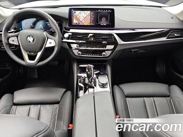 BMW 5 Series 2022 — фото 10