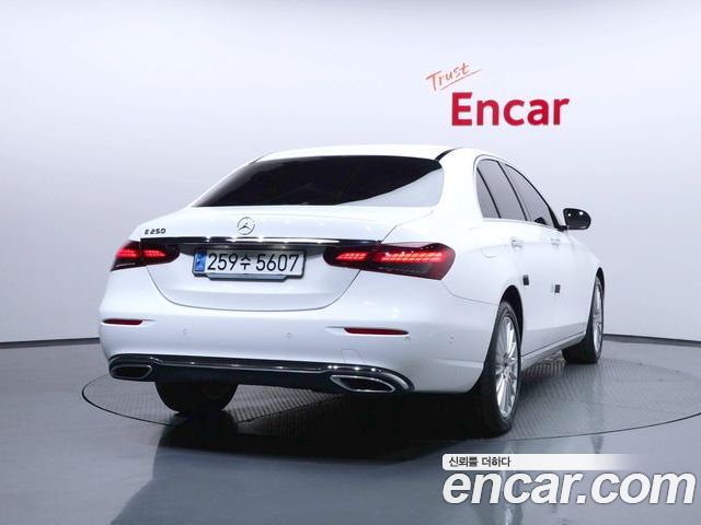 Mercedes-Benz E-Class 2023 — фото 4