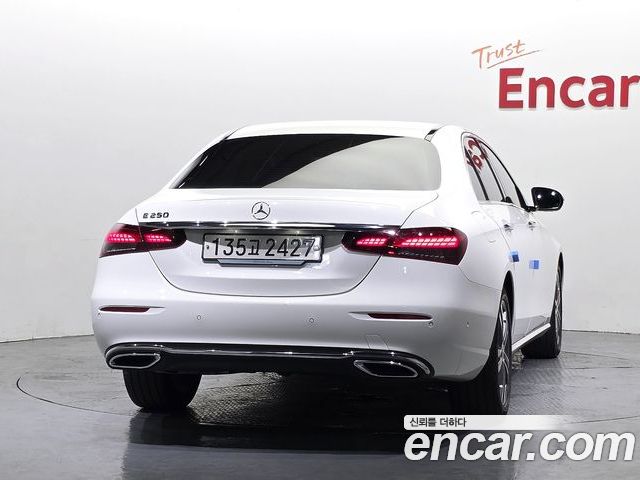 Mercedes-Benz E-Class 2023 — фото 4