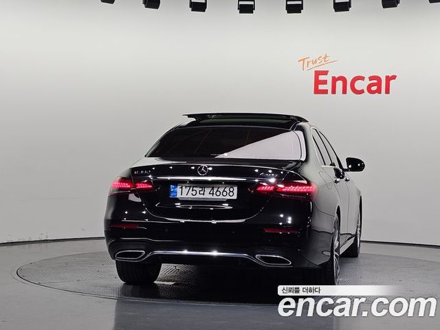 Mercedes-Benz E-Class 2022 — фото 4