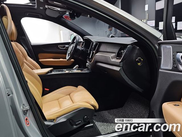 Volvo XC60 2022 — фото 10