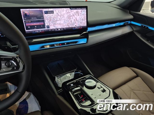 BMW 5 Series 2025 — фото 10