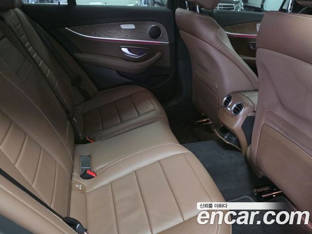 Mercedes-Benz E-Class 2023 — фото 10