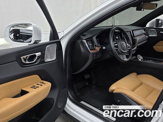 Volvo XC60 2022 — фото 10