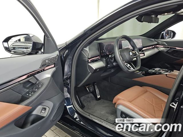 BMW 5 Series 2025 — фото 10