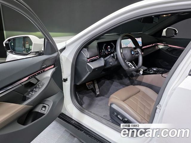 BMW 5 Series 2025 — фото 10