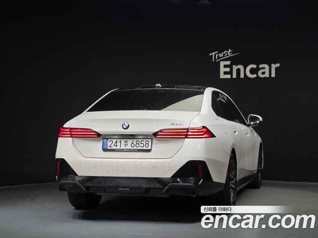BMW 5 Series 2025 — фото 4