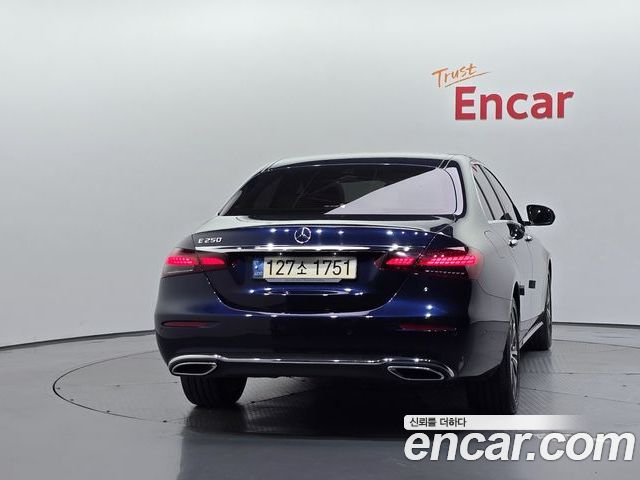 Mercedes-Benz E-Class 2022 — фото 4