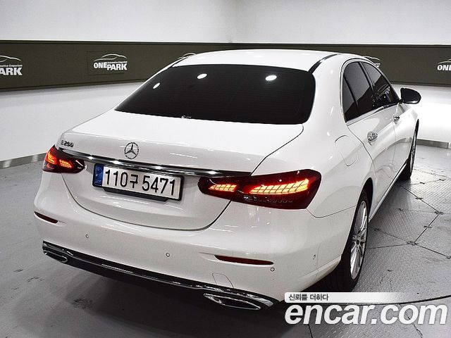 Mercedes-Benz E-Class 2022 — фото 3