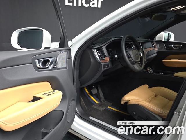 Volvo XC60 2025 — фото 10