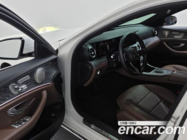 Mercedes-Benz E-Class 2023 — фото 10