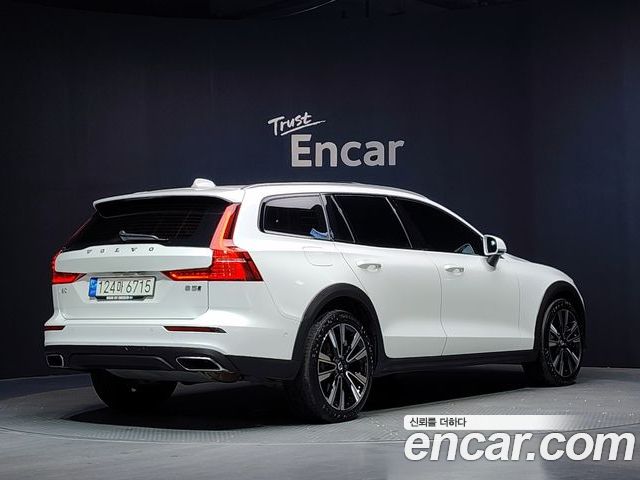 Volvo V60 2022 — фото 2